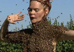 Cô gái thiền với 12.000 con ong trên người