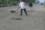 Sáng kiến giao thông: Lấy đất “vá” đường thay nhựa