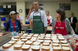 Chính phủ đóng cửa vì hết tiền, Tổng thống Obama đi làm bánh