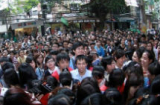 Hàng nghìn người Việt lại chen lấn nhau vì miếng ăn