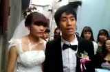 Clip: Cô dâu lạnh lùng không cho chú rể hôn trong đám cưới