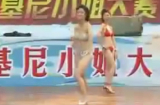 Người mẫu khệnh khạng, 'phô diễn' nực cười tại cuộc thi bikini