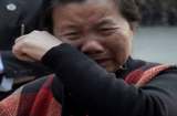 Mẹ bảo vệ Khánh khóc nức nở trong đám tang chị Huyền