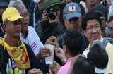 Thái Lan: Người biểu tình góp tiền giữa đường để lật chính phủ