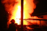 Nghệ An: Cháy dữ dội xưởng gỗ trong đêm