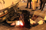 Xe cảnh sát giao thông đâm nát xe máy, 2 người nhập viện