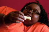 Cô gái béo phì mắc chứng nghiện ăn nệm