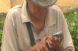 Kiểm tra túi xách, trục xuất ông già ăn xin xài… iPhone
