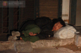 Rớt nước mắt cảnh người vô gia cư giữa đêm đông HN
