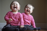 Bộ ảnh đầy yêu thương chụp hai con gái sinh đôi
