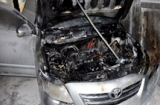 Xe Camry 4 chỗ bốc cháy dữ dội khi đỗ trong nhà