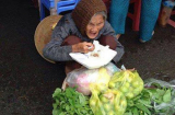 Cư dân mạng xúc động trước bữa cơm của cụ bà bán rau