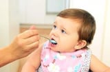 Các loại thực phẩm không tốt cho bé dưới 1 tuổi