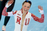 Đoạt huy chương Olympic, nữ VĐV phanh luôn ngực áo