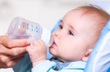 Không nên cho trẻ dưới 6 tháng tuổi uống nước