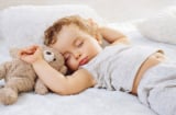 Giúp bé vượt qua sự sợ hãi khi ngủ riêng