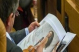 Nghị sĩ 71 tuổi dán mắt vào ảnh nude trong phiên họp