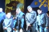 Cảnh sát Ukraine quỳ gối xin lỗi dân