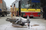 “Hôn” xe buýt, xe máy bốc cháy dữ dội