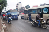 Hà Nội: “Hôn” đuôi xe, một người nguy kịch