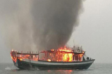 Tàu nghỉ đêm bất ngờ bốc cháy trên vịnh Hạ Long