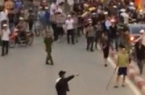 Cảnh sát nổ súng trấn áp kẻ vung dao loạn xạ ở Hà Nội