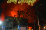 Cháy lớn tại công ty hóa chất, hàng chục lính cứu hỏa bị thương