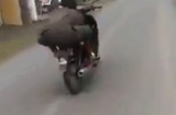 Phẫn nộ thanh niên bốc đầu xe máy đâm vào người đi đường