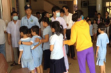 Hơn 50 học sinh tiểu học nhập viện sau bữa ăn trưa