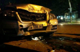 Hà Nội: Giữa đêm, ô tô tông mạnh vào cây ven đường