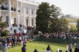 Vợ chồng Tổng thống Obama thi lăn trứng tại Nhà Trắng