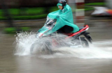 Sau cơn mưa, 'sông' lại về trên phố phường Hà Nội