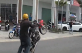 Clip người đàn ông 'thích thể hiện': Bốc đầu xe máy gặp ngay CSGT