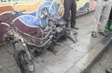 Hà Nội: Xe máy bốc cháy khi đang chạy trên đường