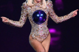 Lady Gaga lột đồ trên sân khấu, Bi Rain được phi cơ riêng đưa đón