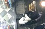 Người phụ nữ cậy cốp xe máy trộm túi xách