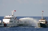 Báo nước ngoài theo tàu chấp pháp Việt Nam ra biển Đông