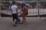 Nữ sinh bị hành hung ngay tại cổng công viên