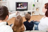 Thói quen xem tivi của cha mẹ ảnh hưởng trực tiếp tới trẻ