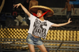 Hoàng Thùy Linh diện quần short múa nón quai thao điệu nghệ