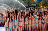 Hàng nghìn cô gái trẻ mặc bikini xếp thành hình cá heo