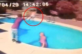 Người cha nhẫn tâm ném con gái 2 tuổi vào bể bơi để trừng phạt