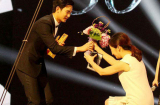 MC nổi tiếng Đài Loan cúi người tặng hoa trai đẹp 'ngoài hành tinh'