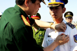 Trao huy hiệu “Tuổi trẻ dũng cảm” cho hai Thuyền trưởng tàu Cảnh sát biển