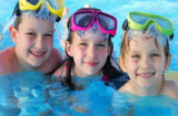 Đi bơi ngày nắng nóng đúng cách để trẻ không ốm