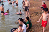 Hà Nội: Đập sâu biến thành bãi tắm ngày hè