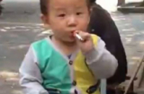Bức xúc cảnh bố đẻ dạy con 2 tuổi hút thuốc lá