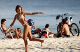 Bỏng mắt với thiếu nữ mặc bikini đá bóng trên bãi biển Brazil