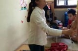Video clip thiếu nữ quỳ lạy bạn cùng phòng vì trộm đồ