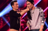 Đàm Vĩnh Hưng 'âu yếm' buộc tóc cho nam thí sinh X-Factor